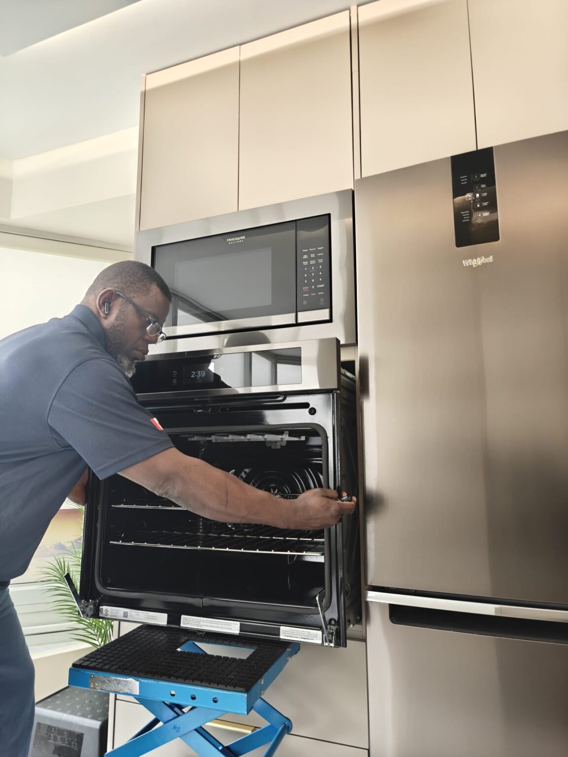 Wall oven repair service Toronto – Whirlpool and Frigidaire appliance technician Starmacotech